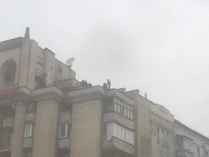 Обшук в квартирі Саакашвілі – він погрожує зістрибнути з даху.