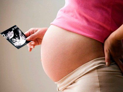 Сурогатна матір під час виношування завагітніла власною дитиною, яку прийняли за близнюка прийомної сім’ї