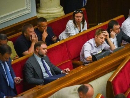 Депутати нишком підняли собі зарплати