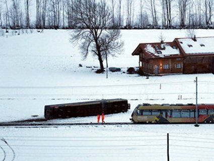 В Швейцарії через шторм поїзд зійшов з рейок (відео)