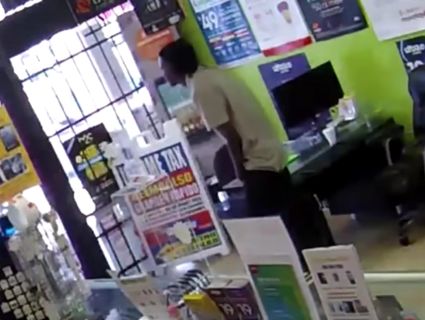 Злочинець благав випустити його з магазину, який грабував (відео)