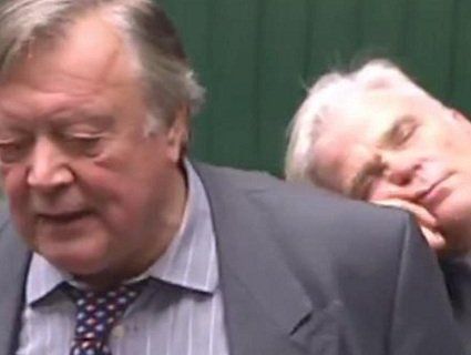 Кому дебати, а кому добре поспати: в Британії депутат заснув у прямому ефірі (відео)