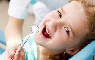 Перший візит до стоматолога. Що варто знати батькам?