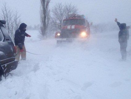Волинських водіїв зі снігової пастки витягували рятувальники