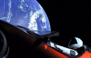 Запущений в космос автомобіль Tesla Roadster внесений в каталог супутників