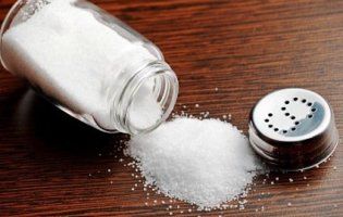 Чим літнім людям загрожує брак солі в раціоні?