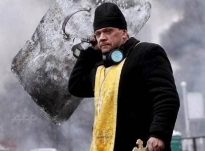Символи Майдану: духовні миротворці (вражаючі фото)