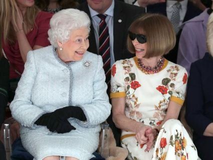 Королева Єлизавета II вперше за 66 років шокувала появою на модному показі