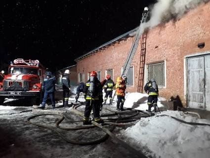Кілька годин пожежники гасили масштабну пожежу в складальному цеху (відео)