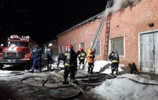 Кілька годин пожежники гасили масштабну пожежу в складальному цеху (відео)