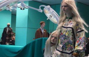 Моделі вийшли на подіум з головами в руках