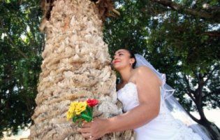 Жінки з Мексики вийшли заміж за дерева