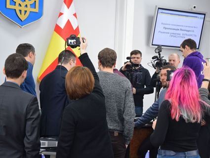 Депутат Данильчук із криком кинувся до трибуни і розкидав речі Пустовіта