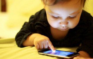 Дитина заблокувала iPhone на 47 років