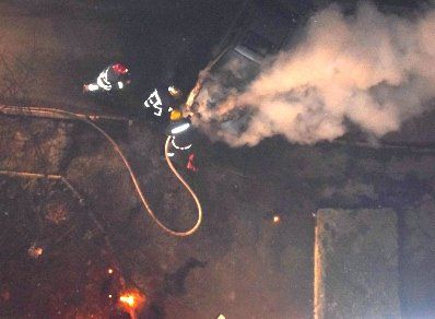 У Луцьку біля багатоповерхівки вночі загорілося авто (фото)