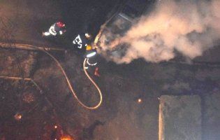 У Луцьку біля багатоповерхівки вночі загорілося авто (фото)