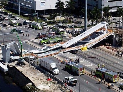У Маямі обвалився пішохідний міст. 4 людини загинуло (відео)