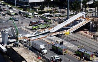 У Маямі обвалився пішохідний міст. 4 людини загинуло (відео)