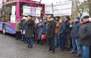 У тролейбуса, який «пригнали» для мітингу відмовили гальма і він збив дорожній знак