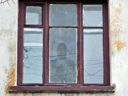 На вікні квартири, де жив загиблий боєць АТО, проявився образ Богородиці
