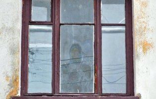 На вікні квартири, де жив загиблий боєць АТО, проявився образ Богородиці