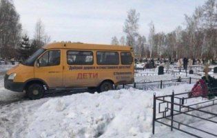 Автобуси з написами: «Доброї дороги! Щасливого дитинства!», - «подарунок» влади на похорони у Кемерово (фото, відео)