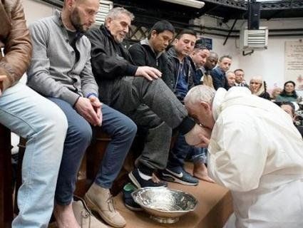 Папа Римський омив ноги 12 в'язням (відео)