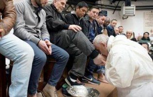Папа Римський омив ноги 12 в'язням (відео)