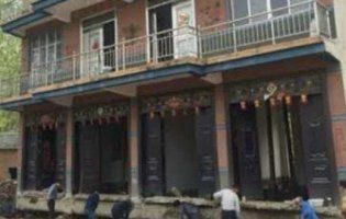 Пересунув свій триповерховий будинок, щоб не зносили (відео)