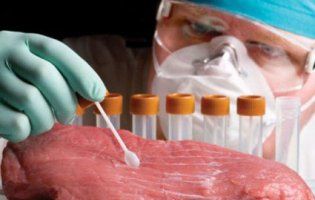 Майже половина українського м’яса з антибіотиками