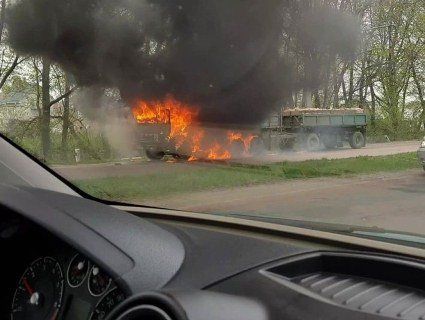 На трасі Луцьк-Рівне палає КамАЗ (відео)
