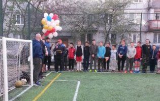 Мерія подарувала сотні дітям міні-стадіон посеред двору
