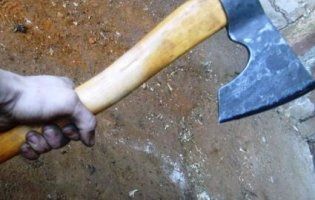 На Волині син вдарив матір сокирою, після чого намагався накласти на себе руки