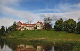 Куди поїхати на вихідні: замки та палаци України