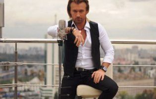 Олег Винник роздає прихильницям поцілунки (відео)