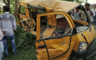 Шкільний автобус зіткнувся з потягом: загинуло 13 дітей