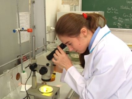 Українська студентка-хімік винайшла жуйку, що лікує зуби (відео)