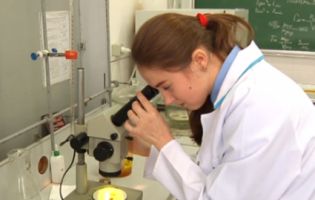 Українська студентка-хімік винайшла жуйку, що лікує зуби (відео)