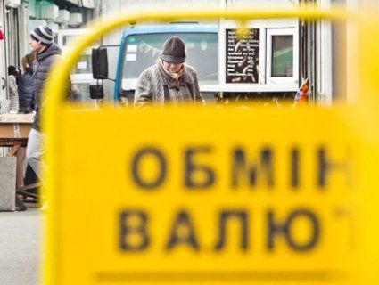 В Україні валюта стрімко дешевшає