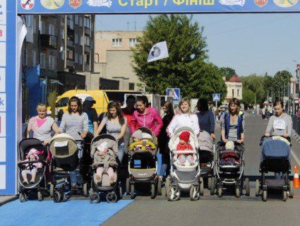 На Волині участь у півмарафоні взяли мами з візочками