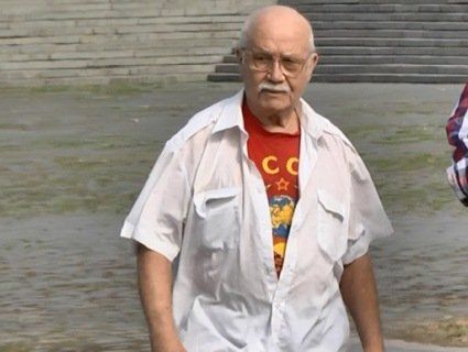 У Львові 80-річний дідусь на 9 травня прийшов у футболці з комуністичною символікою