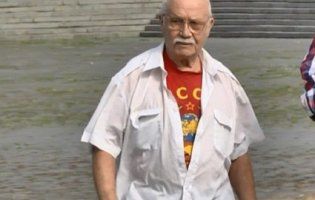 У Львові 80-річний дідусь на 9 травня прийшов у футболці з комуністичною символікою