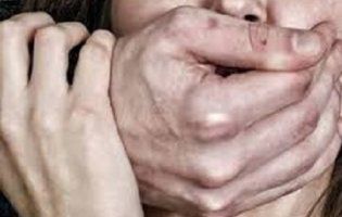 Юну дівчину гвалтували та ще й відео знімали (відео)