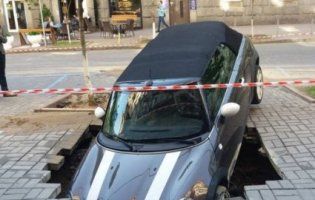 Авто іноземця провалилось під асфальт в самому центрі Києва (фото, відео)