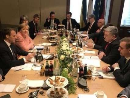 Про що мають домовитися під час переговорів Порошенко, Макрон та Меркель?