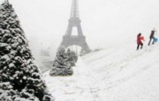 Аномальні снігопади накрили Францію (відео)