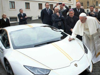 Папа Римський розпродає свій автопарк