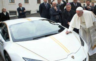 Папа Римський розпродає свій автопарк