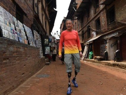 На Еверест піднявся безногий пенсіонер на протезах
