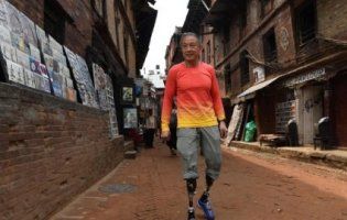 На Еверест піднявся безногий пенсіонер на протезах